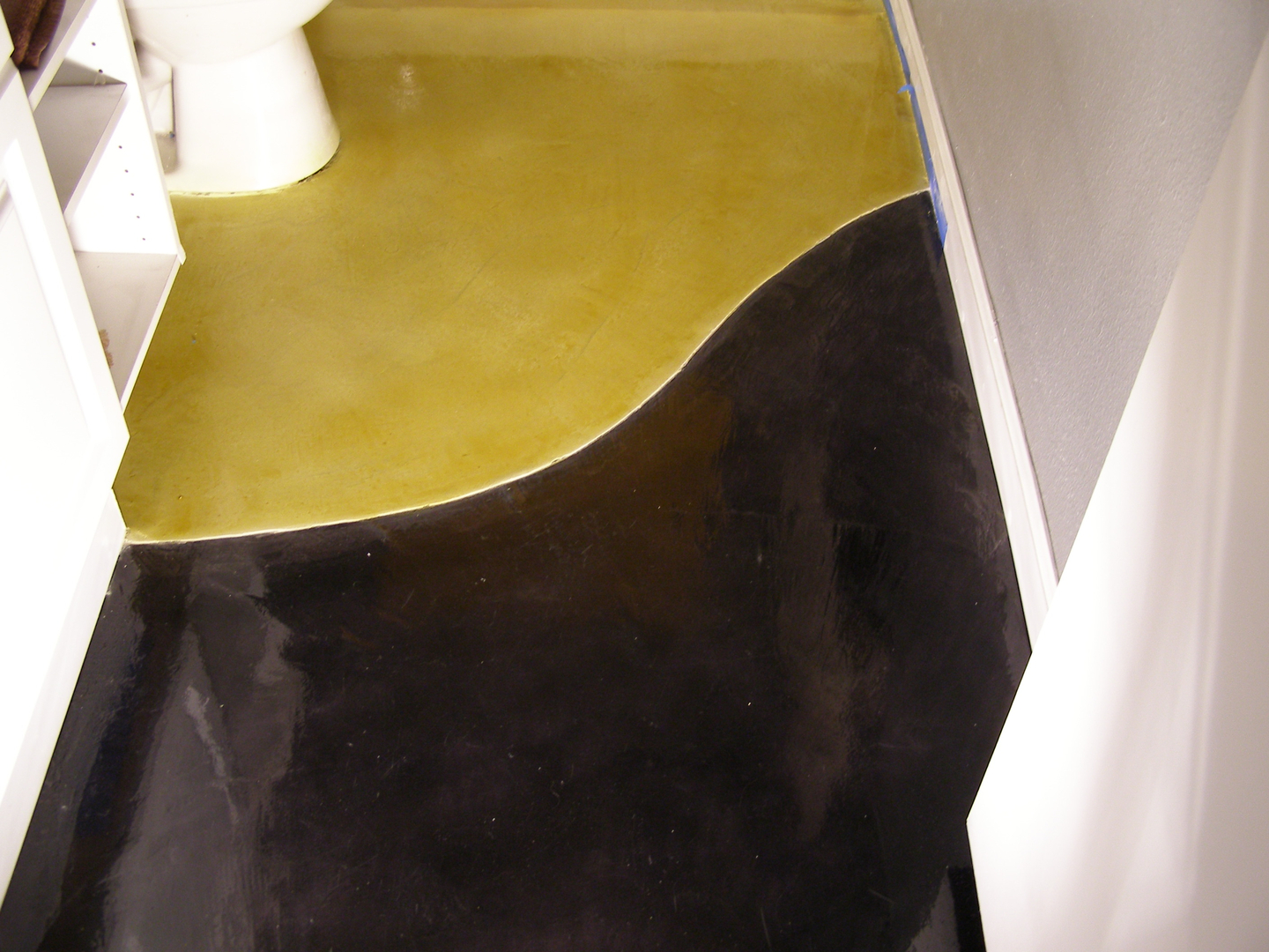 A Black Yellow Pattern Floor for the Bathroom